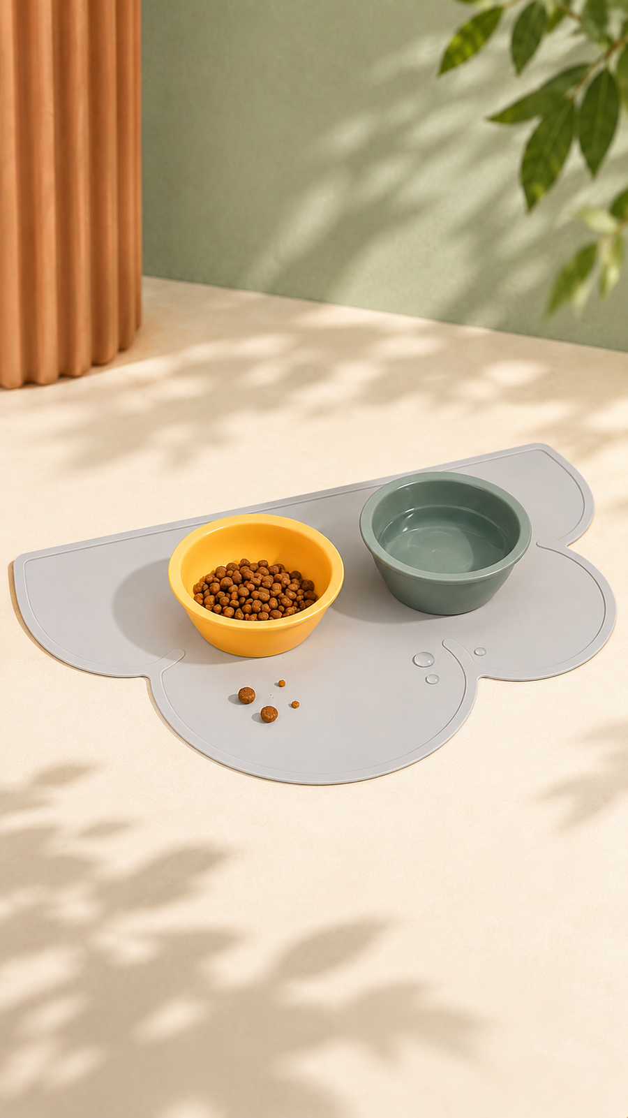 KI-Illustration: Napfplatz Graue Wolke mit gerader oberer Kante, dünnem Rand und zwei Näpfen als Anwendungskontext; eine Matte, ohne Näpfe und Futter, kein Produkttest