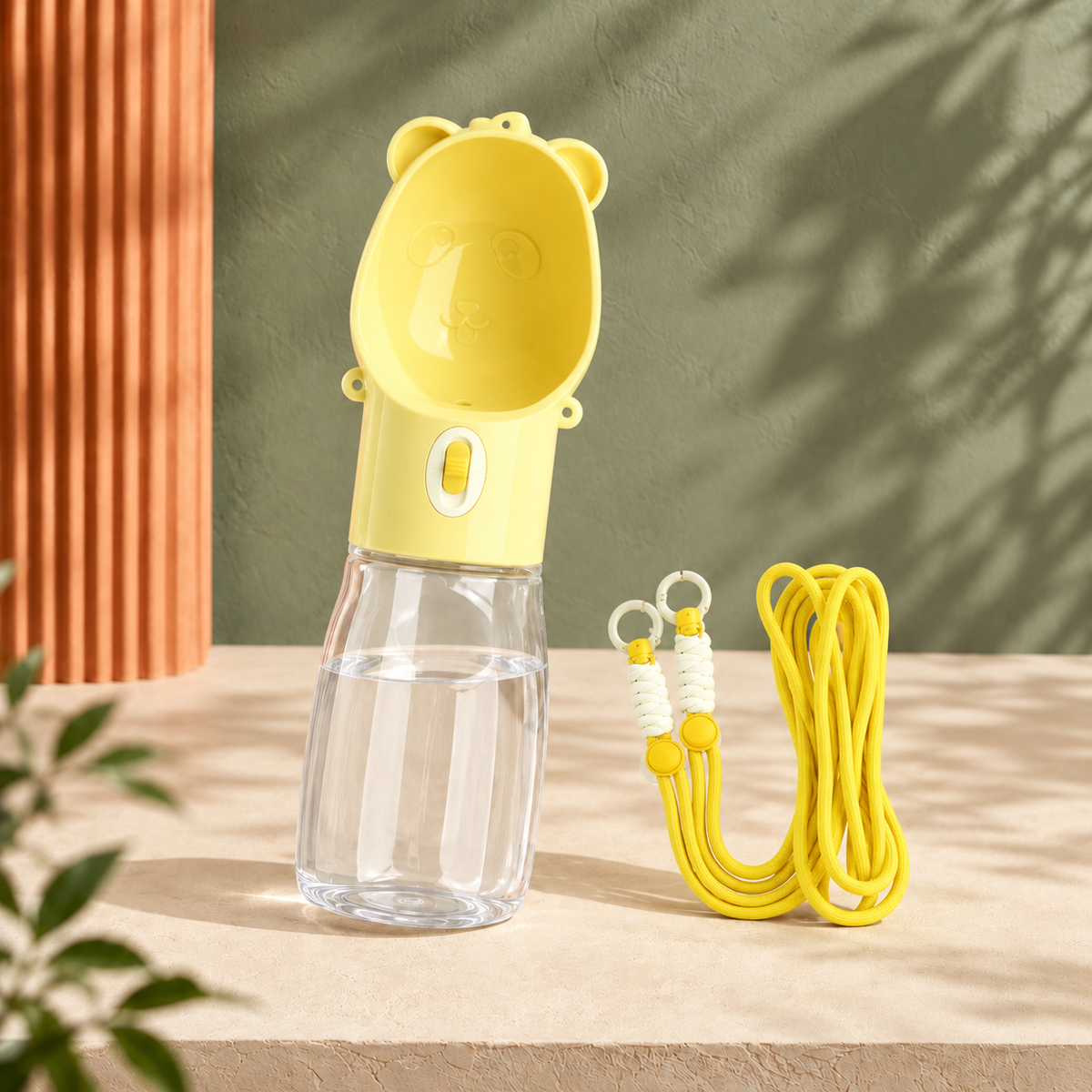 Unterwegs 380 ml Gelb: KI-Illustration der Wasserflasche mit durchgehendem klarem Behälter und gelber Schulterkordel; ohne Futterfach