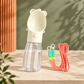 Unterwegs 500 ml Weiß: KI-Illustration der Wasserflasche mit längerem klarem Behälter und korallfarbener Schulterkordel; ohne Futterfach