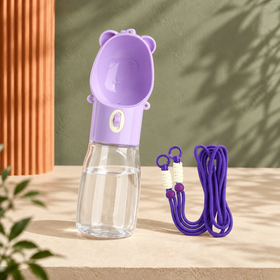Unterwegs 380 ml Lila: KI-Illustration der Wasserflasche mit durchgehendem klarem Behälter und violetter Schulterkordel; ohne Futterfach